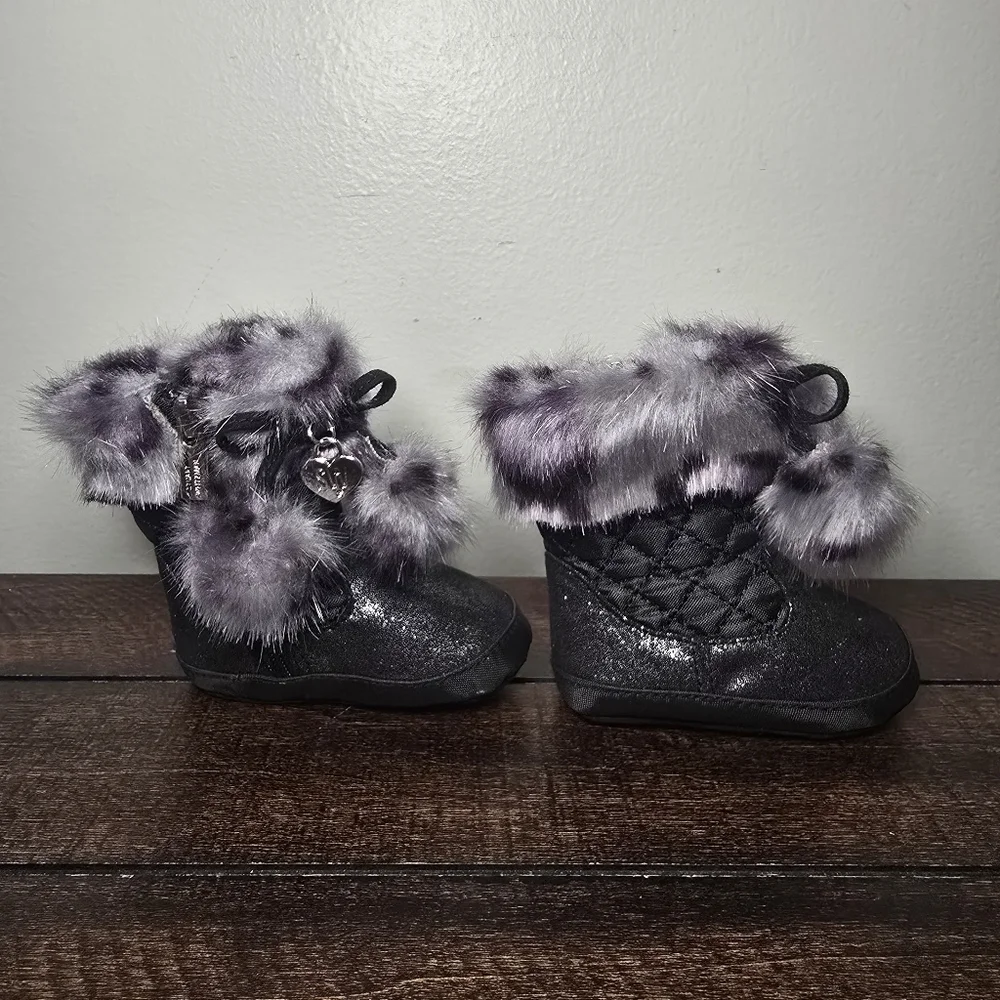 Stuart Weitzmann Baby Infant Black Quilted Sparkle Fur Pom Pom Booties Size 1